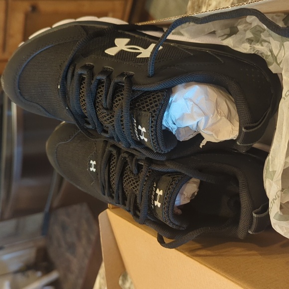 Boys Under Armour - Picture 2 of 9